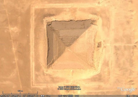 Bent Pyramid「屈折ピラミッド・南の輝くピラミッド」（スネフル王）衛星画像